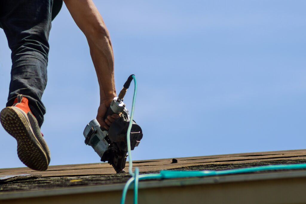 roofers-working